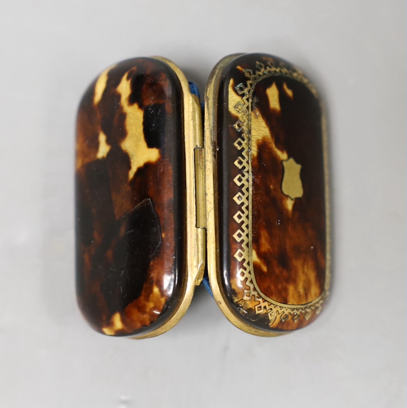 A Victorian gilt metal and tortoiseshell coin purse, 6.5cm